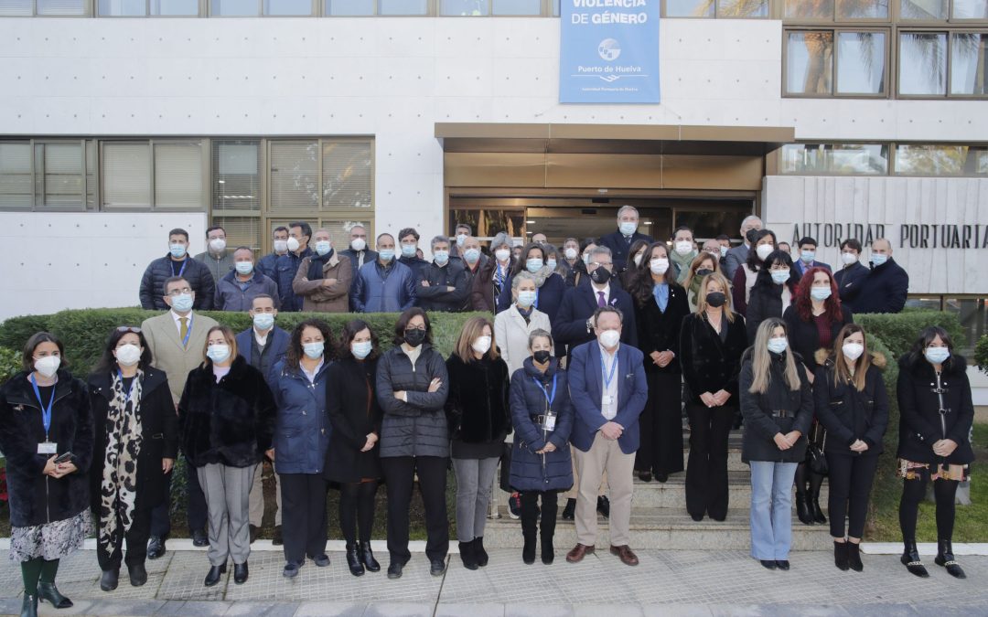 El personal del Puerto de Huelva se concentra a las puertas de su sede con motivo del Día Internacional para la Eliminación de la Violencia contra las Mujeres