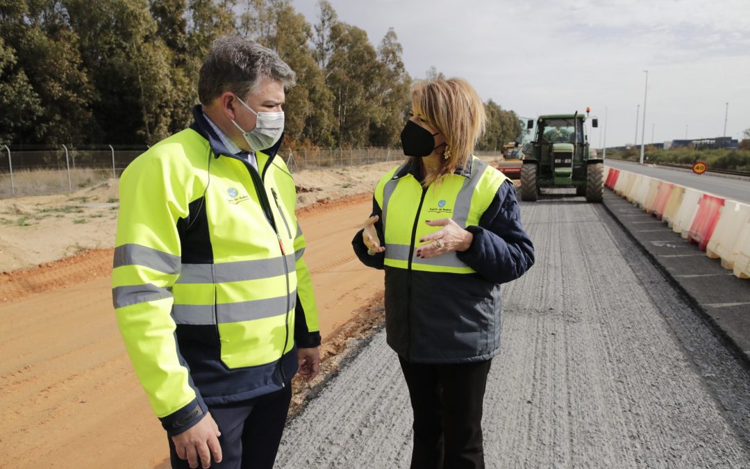 El Puerto de Huelva lleva a cabo una inversión superior a siete millones de euros en obras de adecuación y desdoble de la carretera de acceso al Muelle Sur