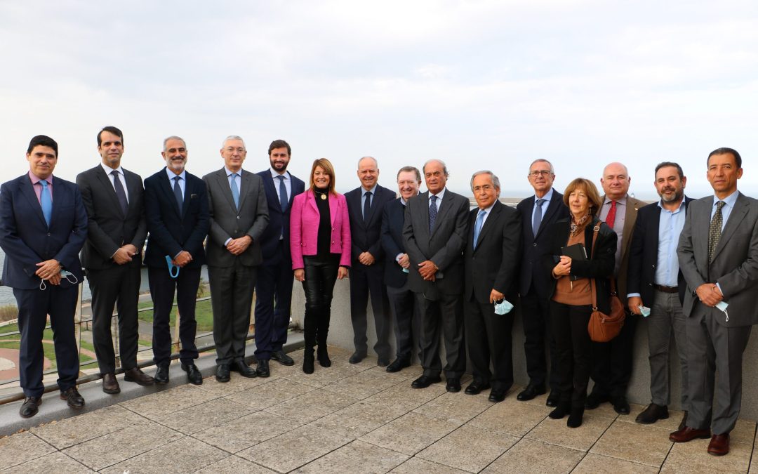 La presidenta del Puerto de Huelva acompañada de los presidentes de HuelvaPort y la Cámara de Comercio, y AIQBE realizan una visita al Puerto de Sines