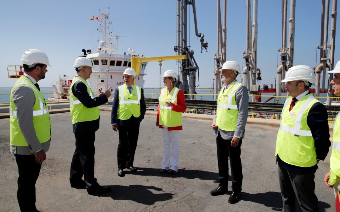 La presidenta del Puerto de Huelva visita la ampliación que está llevando a cabo DECAL en el Puerto Exterior