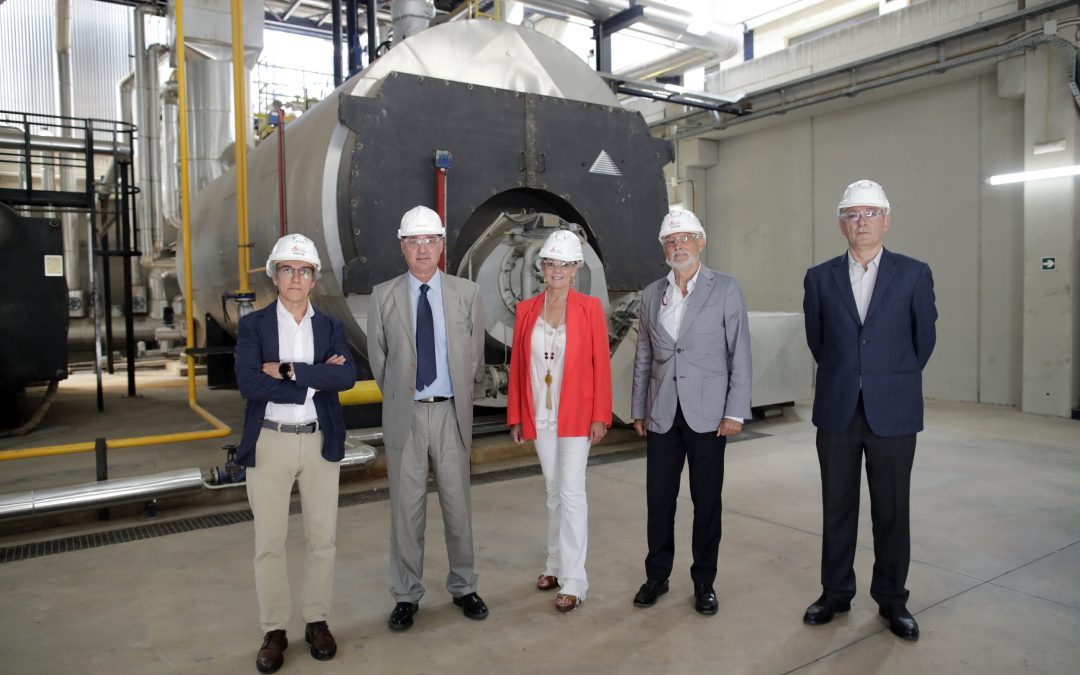 La presidenta del Puerto de Huelva visita las instalaciones de LIPSA en el Puerto Exterior, que avanza en la transición energética