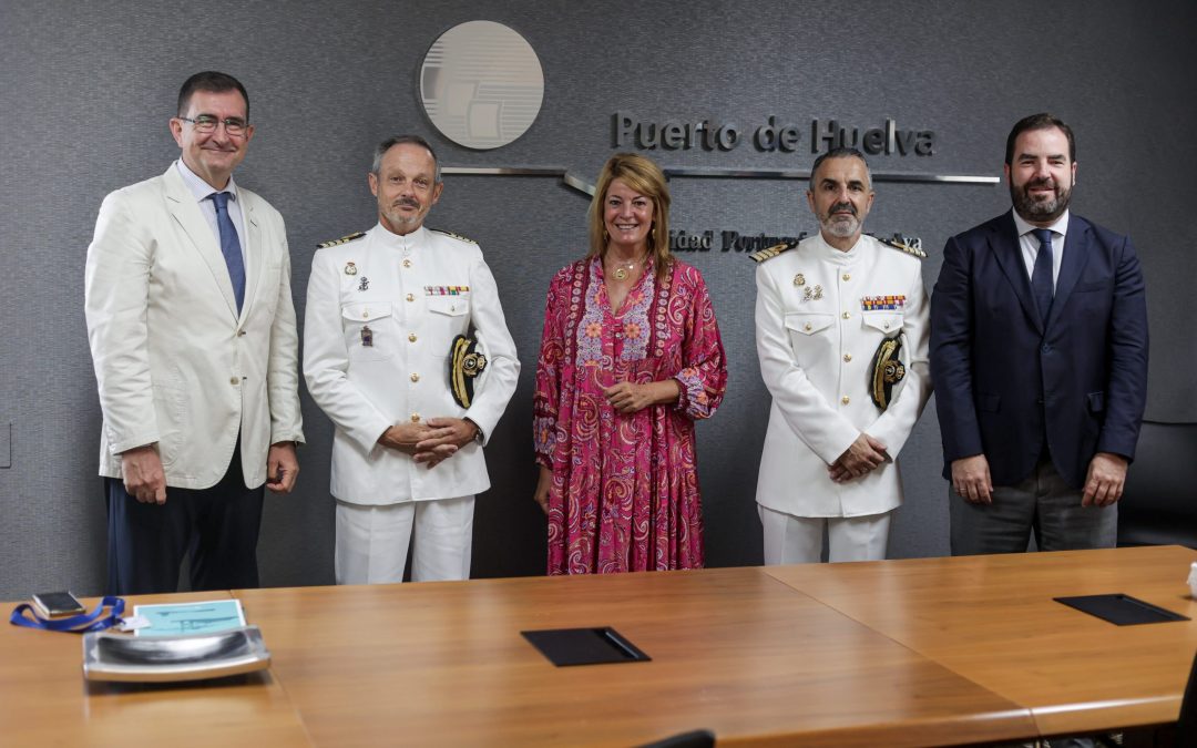 La presidenta del Puerto de Huelva recibe al nuevo comandante naval, Federico Ruiz, y agradece a Mariano Ugarte su labor