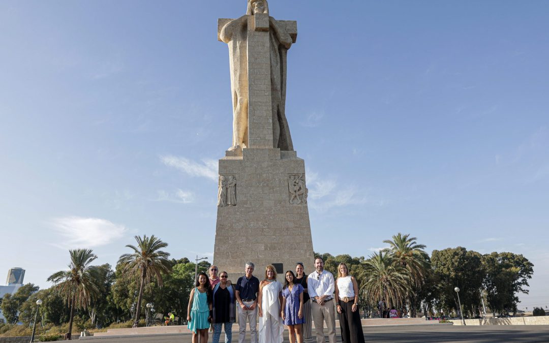 El Puerto de Huelva y la Asociación Huelva-Nueva York reciben a la tataranieta de la escultora del Monumento a Colón