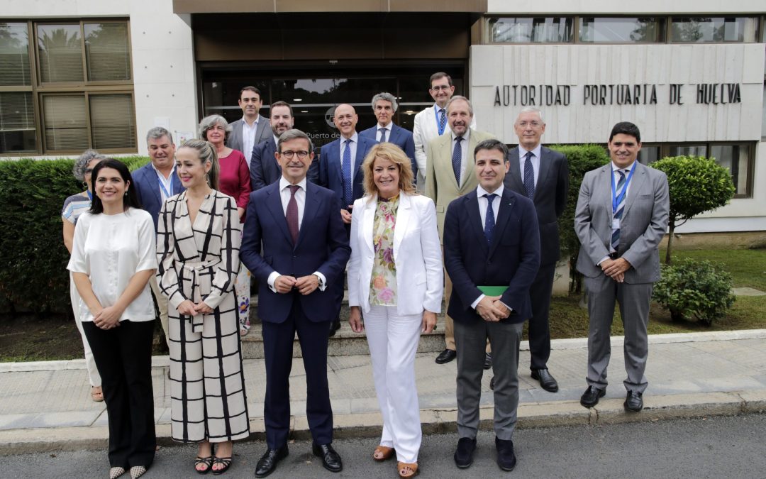 El consejero de Política Industrial y Energía muestra interés por los proyectos de crecimiento del Puerto de Huelva