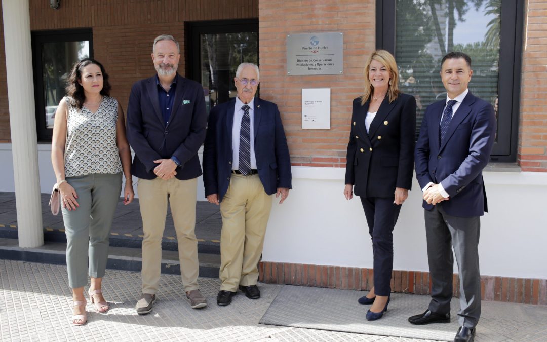 El Colegio Oficial de Arquitectos de Huelva reconoce con una placa Docomomo la singularidad de dos edificios del Puerto de Huelva situados en la Glorieta de las Canoas