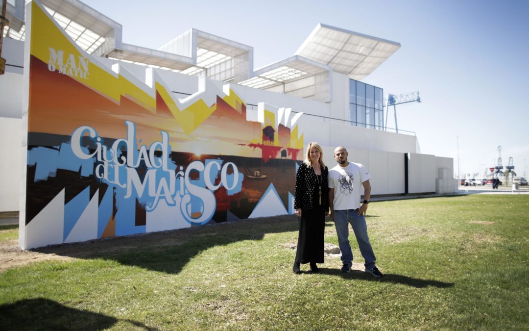 El mural de Manomatic ya puede contemplarse junto a la Ciudad del Marisco del Puerto de Huelva