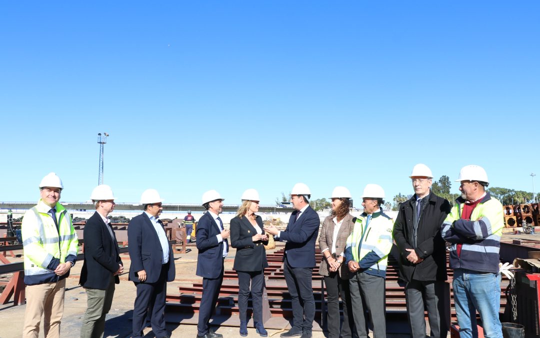 El presidente del Puerto de Huelva, la alcaldesa de la ciudad y el delegado del Gobierno de la Junta visitan las instalaciones de Nuevo Astillero de Huelva