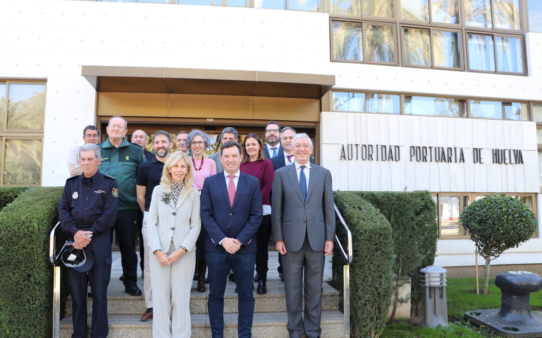 La subdelegada del Gobierno y el presidente del Puerto de Huelva visitan la terminal de pasajeros y servicios portuarios en el Muelle Sur